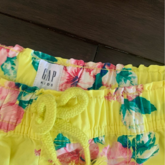 NEW GAP Kids Floral Shorts - Size 14-16 - Picture 3 of 8
